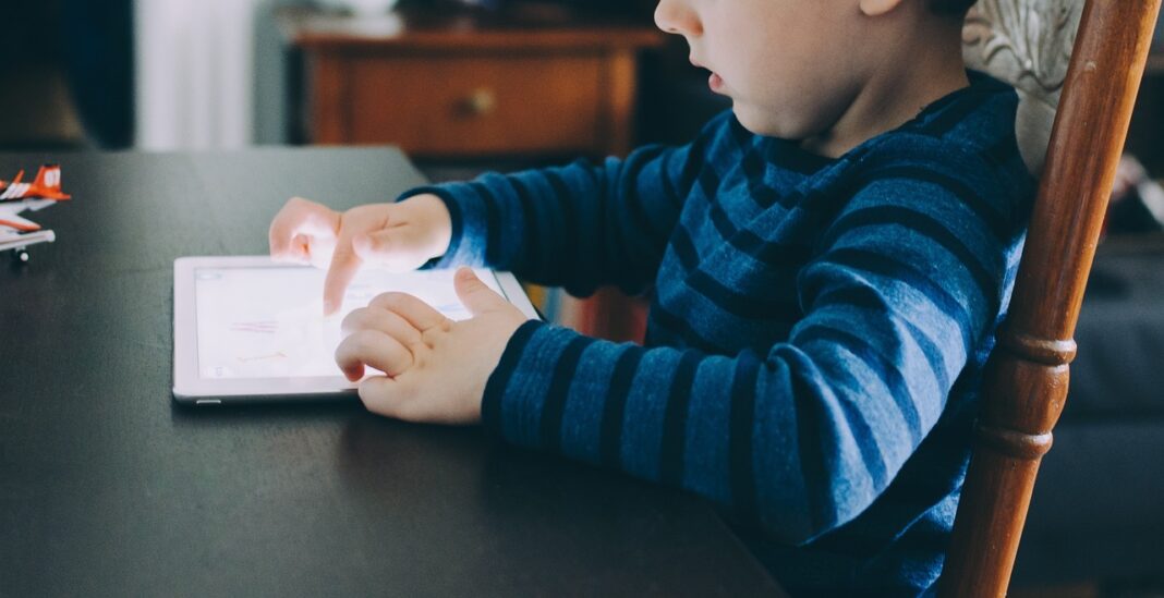 Kid using iPad.