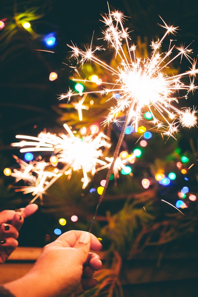 A person is holding a sparkler in their hand photo - Free Christmas Image on Unsplash