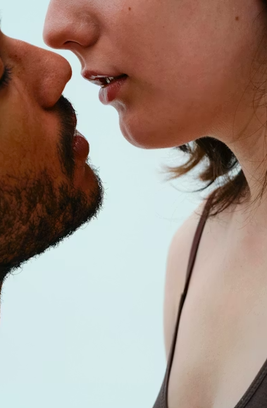 A close up of a person kissing another person photo – Couple in love image on Unsplash