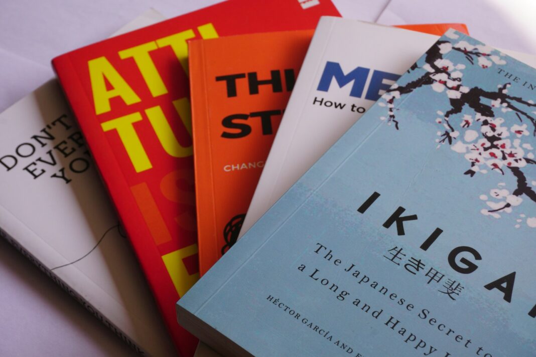 thorium-BEo0U1QeuGc-unsplash A pile of books sitting on top of a bed photo – Free Japan Image on Unsplash